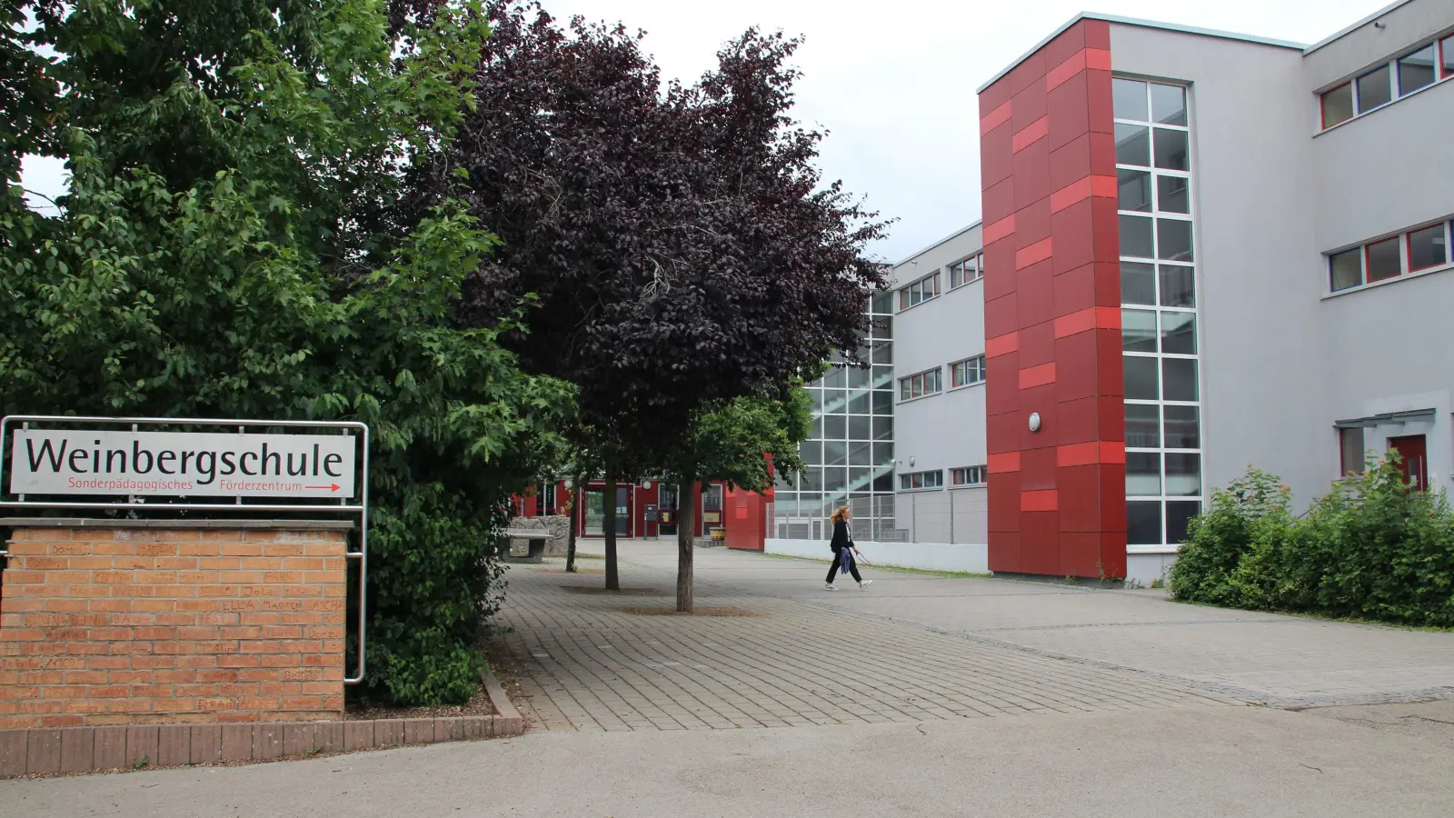 Eingangsbereich und Pausenhof der Weinbergschule. Um hier eine Ganztagsbetreuung zu realisieren, sind nach ersten Berechnungen rund 5,1 Millionen Euro notwendig. (Foto: Robert Maurer)