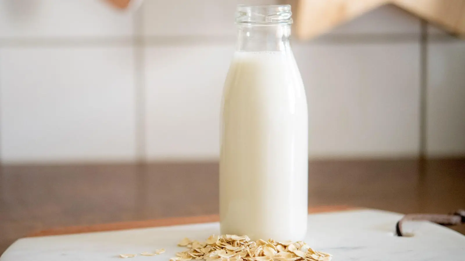 Was ist besser für die Umwelt - Kuhmilch oder Haferdrink (unser Bild)? (Foto: Zacharie Scheurer/dpa-tmn)