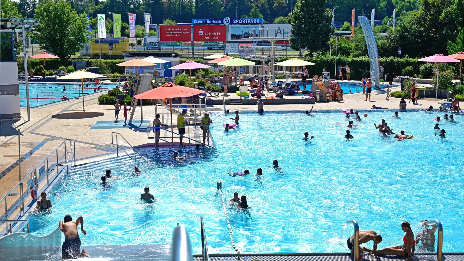 Mit steigenden Temperaturen wächst auch die Lust, sich im Wasser abzukühlen. Das Ansbacher Freibad bietet dafür ab Samstag, 6. Mai, wieder allerhand Möglichkeiten. (Archivfoto: Jim Albright)