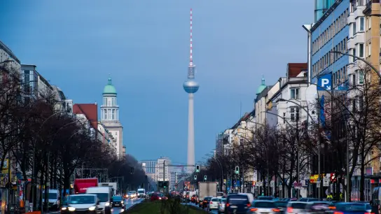 Mit Ausnahme von Berlin: In sechs der sieben größten deutschen Städte sind die Immobilienpreise im dritten Quartal 2022 erstmals seit zwölf Jahren wieder gesunken. (Foto: Christophe Gateau/dpa/dpa-tmn)