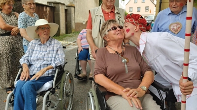 Zieler Jannik Oeser erfreute die Frauen aus dem Seniorenheim Lichtblick mit Küsschen. (Foto: Katrin Merklein)