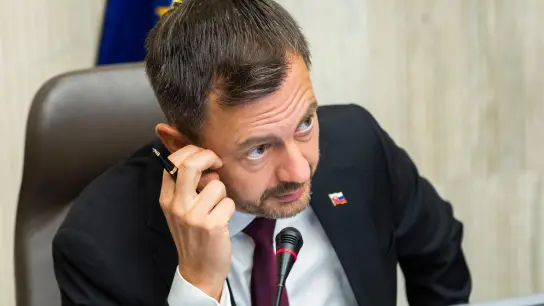 Nach dem Rücktritt der SaS-Minister hat Ministerpräsident Eduard Heger den Übergang zu einem Minderheitskabinett angekündigt. (Foto: Jaroslav Novák/TASR/dpa)