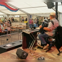 Verschiedene Künstler sorgen für gute musikalische Unterhaltung im Festzelt.  (Foto: Friedrich Strohmeier)