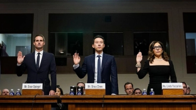 Mark Zuckerberg (Meta, v.r.), Linda Yaccarino (X), Shou Zi Chew (TikTok), Evan Spiegel (Snap) und Jason Citron (Discord) zu Beginn der Anhörung in Washington. (Foto: Susan Walsh/AP/dpa)
