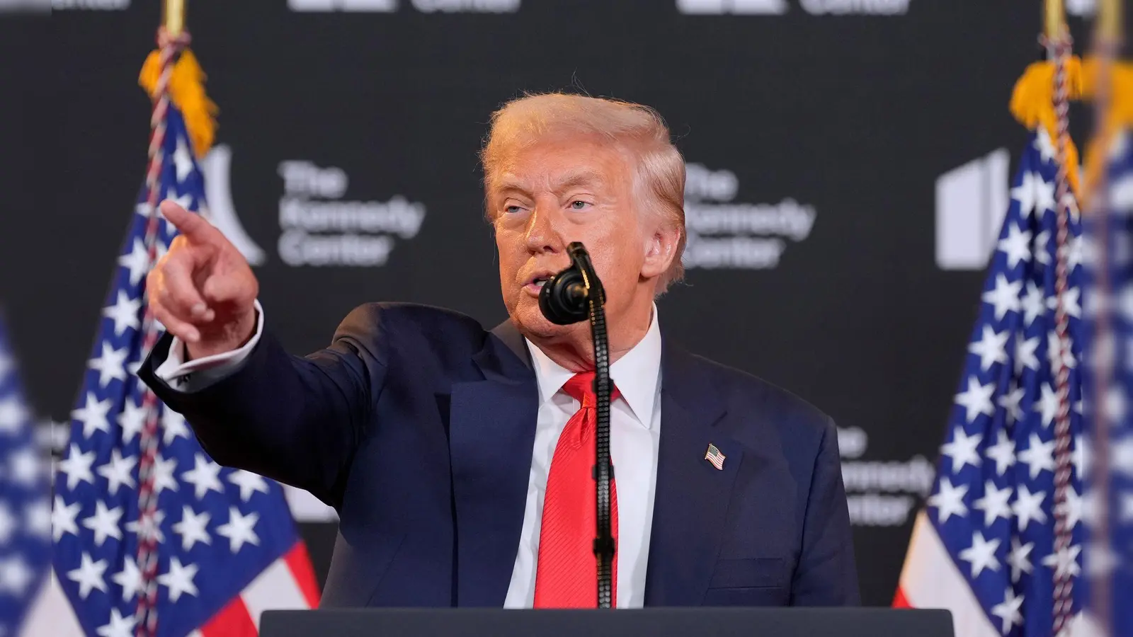 US-Präsident Donald Trump droht Wladimir Putin vor dem Alaska-Gipfel mit schwerwiegenden Konsequenzen, sollte der Kremlchef nicht einlenken. (Foto: Alex Brandon/AP/dpa)