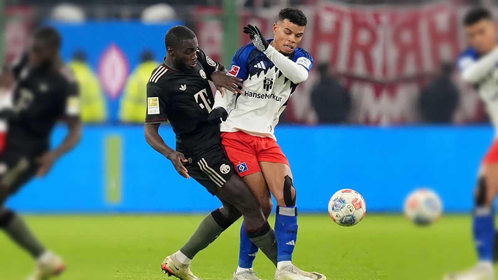 Der FC Bayern fordert von Dayot Upamecano (l) Klarheit im Vertragspoker. (Foto: Marcus Brandt/dpa)