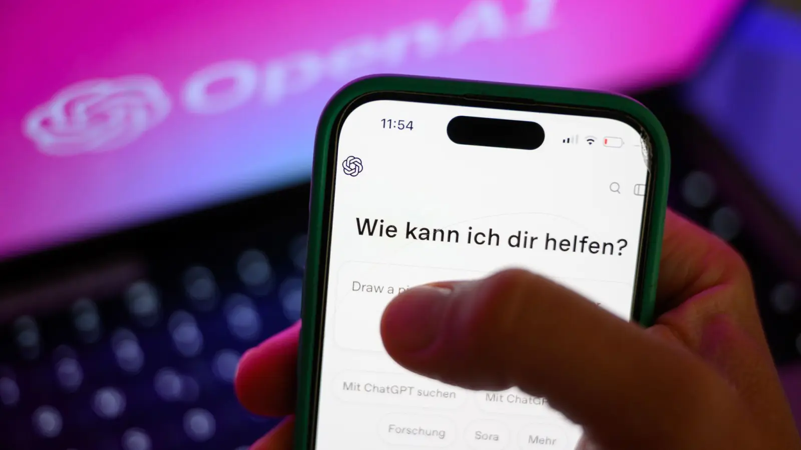 Nutzer können Beziehungen zu KI-Chatbots aufbauen. (Archivbild) (Foto: Hendrik Schmidt/dpa)