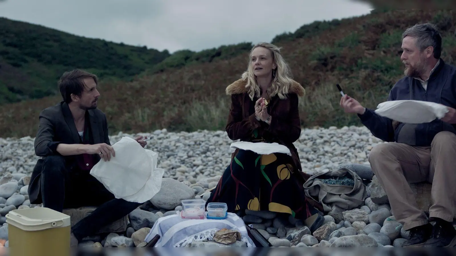 Tom Basden (l) als Herb McGwyer, Carey Mulligan als Nell Mortimer und Tim Key als Charles Heath in einer Szene des Films „The Ballad Of Wallis Island“ (undatierte Filmszene).  (Foto: -/Universal Pictures/dpa)