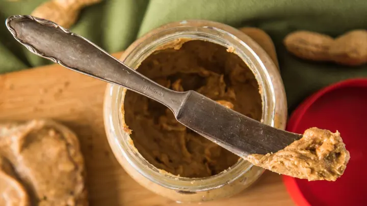Ein Mus aus Erdnüssen lässt sich mit einem leistungsstarken Mixer selbst herstellen. (Foto: Christin Klose/dpa-tmn)