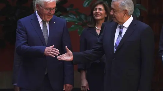 Der mexikanische Präsident Andrés Manuel López Obrador (r) gibt Bundespräsident Frank-Walter Steinmeier die Hand. (Foto: Marco Ugarte/AP/dpa)