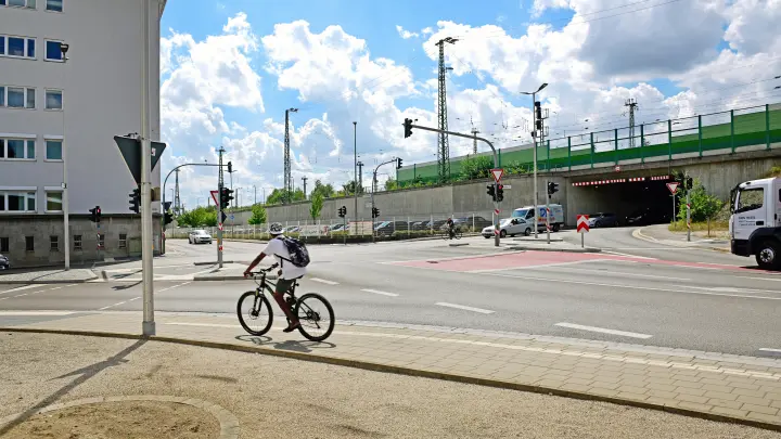 Die Bahnunterführung am Oechsler-Knoten ist eine der Stellen im Stadtgebiet, an der wohl Piktogramme, also Fahrradsymbole, auf der Straße aufgebracht werden. (Foto: Jim Albright)