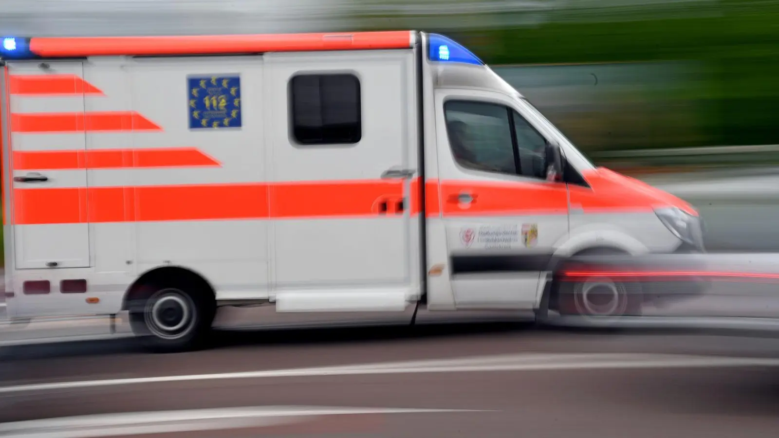 Mit schweren Verletzungen wurde die Frau in ein Krankenhaus gebracht. (Symbolbild) (Foto: Hendrik Schmidt/dpa-Zentralbild/dpa)