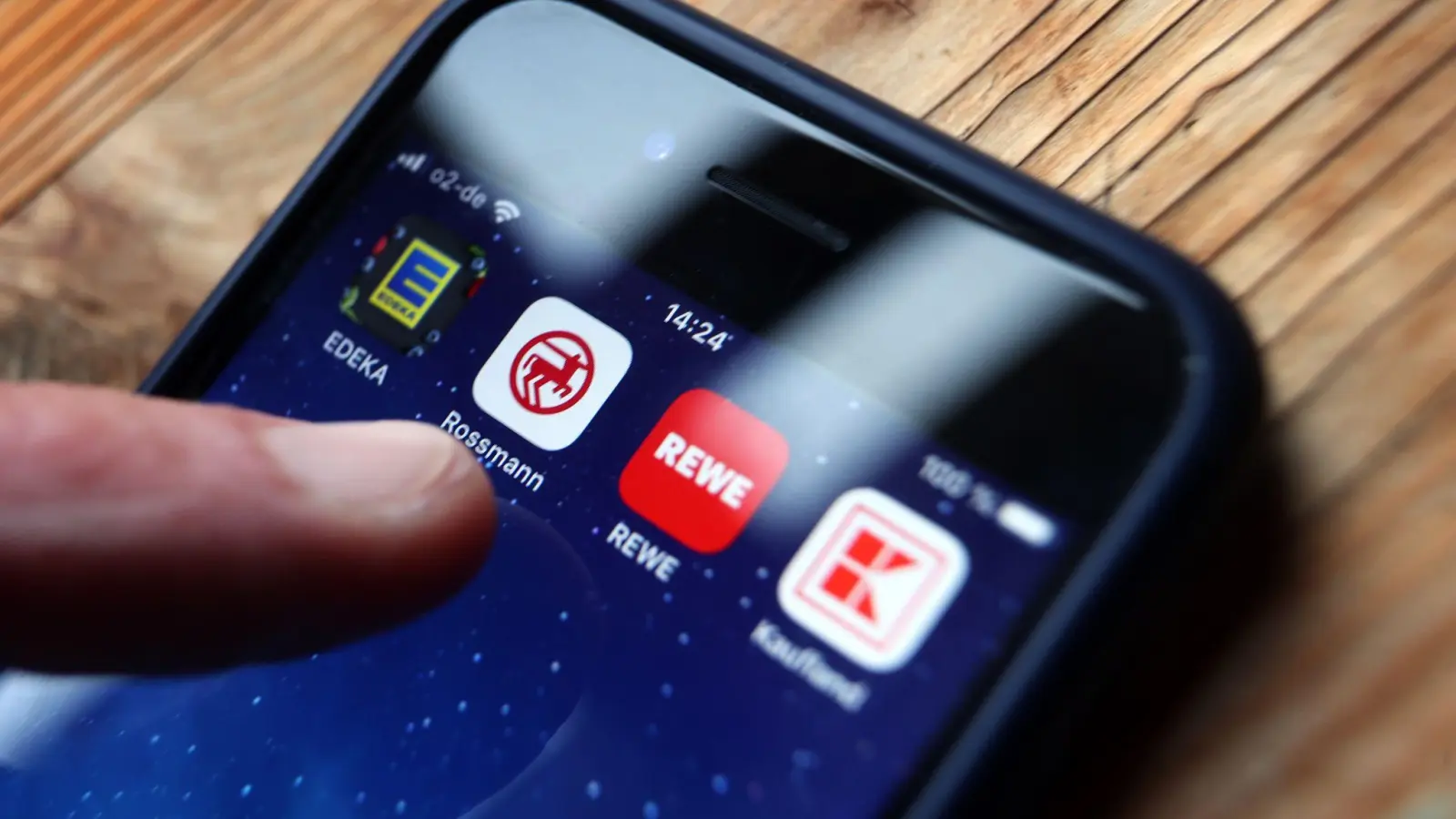 Die Bonus-Apps der Handelsketten werden von vielen Kunden genutzt. (Foto: Karl-Josef Hildenbrand/dpa)