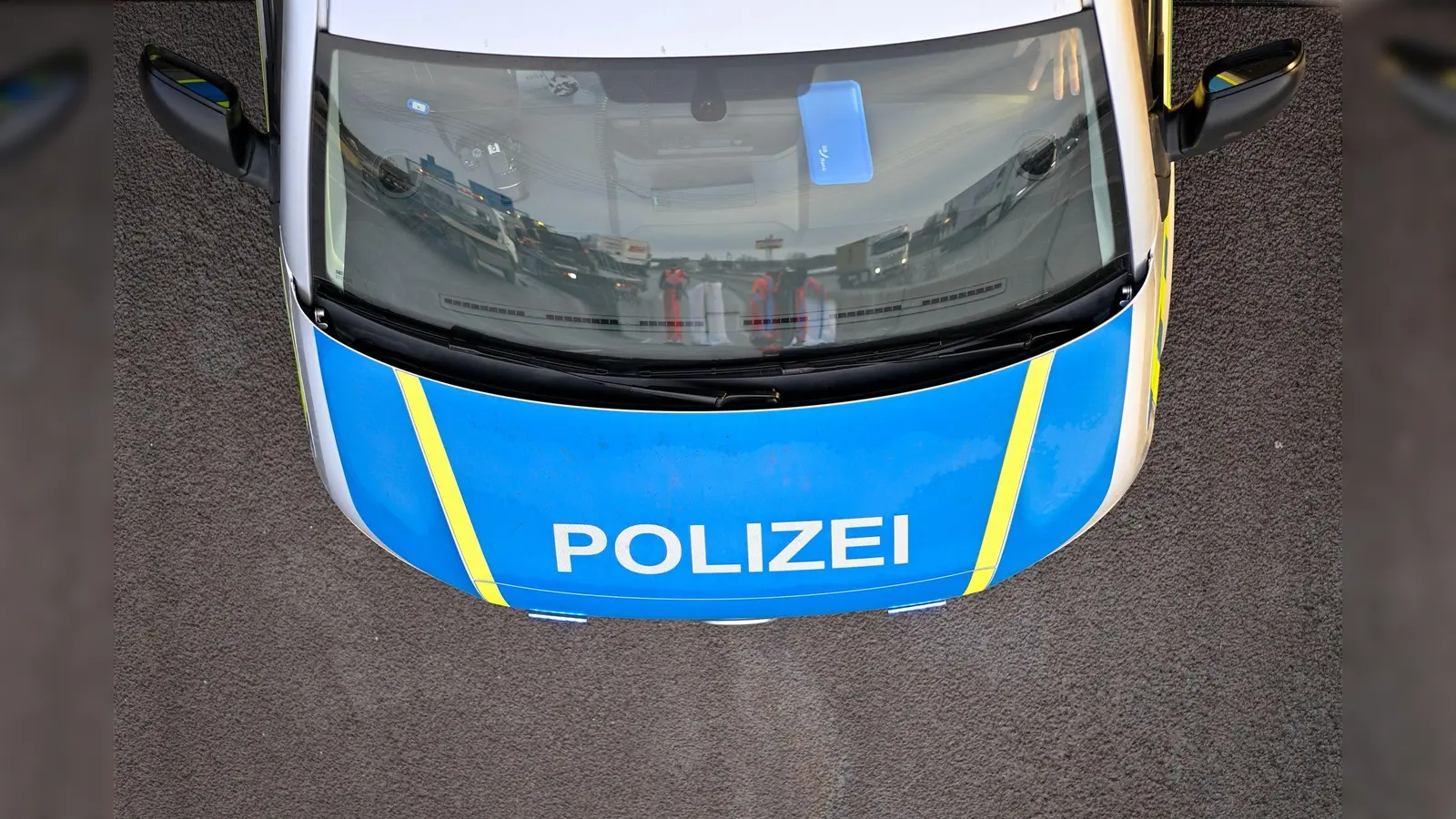 Ein Polizeiauto bei einem Einsatz (Foto: Klaus-Dietmar Gabbert/dpa/Symbolbild)