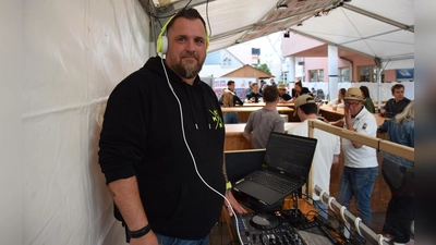 Steht seit 31 Jahren am DJ-Pult: Sascha Dreyer alias DJ D3eer. (Foto: Florian Schwab)