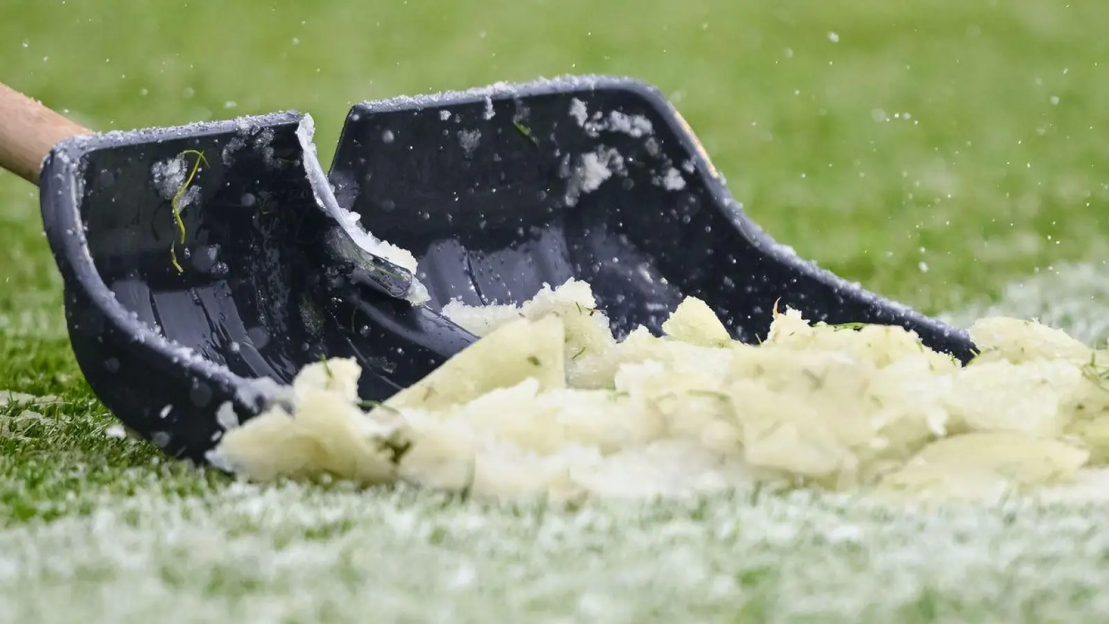 Auch das Frauenfußball-Topspiel Werder Bremen gegen den FC Bayern fällt wegen des Winterwetters aus. (Archivbild) (Foto: Harry Langer/dpa)