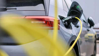 Die Verbraucherzentralen setzen auf mehr günstige E-Autos. (Archivbild)   (Foto: Jan Woitas/dpa)