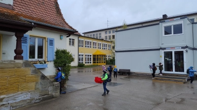 Seit Jahren lebt die Grundschule Heilsbronn wegen Platzmangels mit Provisorien. Jetzt ist absehbar, dass bis Ende 2027 eine ausreichend große und pädagogisch moderne Schule entstehen wird. (Foto: Eckard Dürr)