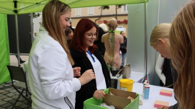 An dem Stand von ANregiomed konnten Schülerinnen und Schüler an Gelkissen üben, wie man eine Spritze gibt. (Foto: Antonia Müller)