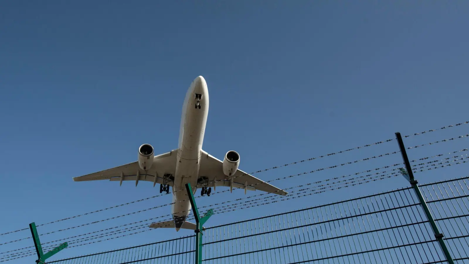 Ein Flugzeug bei der Landung. (Foto: Boris Roessler/dpa/Symbolbild)