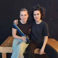 Präsentierten das Schultheater-Stück: Lisa Sattler (rechts) und Anna Fix vom Weimarer Kulturexpress. (Foto: Julia Himmelhuber)