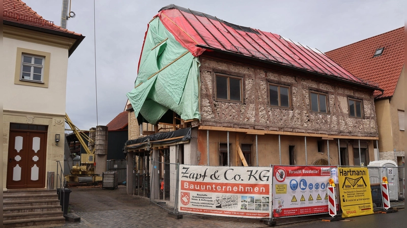 Die Sanierung des westlichen Abschnitts des Czasch-Anwesens ist heuer der größte Einzelposten im Markt Bibarter Haushaltsplan. (Foto: Andreas Reum)