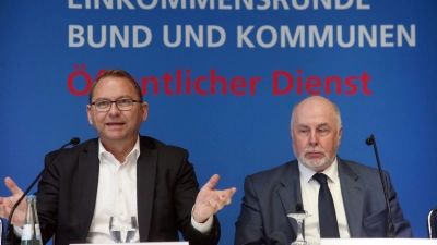 Frank Werneke (l), Vorsitzender der Gewerkschaft Verdi, und Ulrich Silberbach, dbb Beamtenbund. Sie fordern keinen Reallohnverlust für die Beschäftigten im öffentlichen Dienst. (Foto: Wolfgang Kumm/dpa)