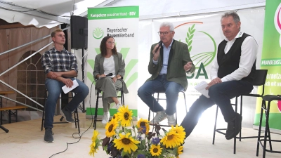 Stellte sich den Fragen nicht nur von Simon Herrmann und Sophia Mayer vom Landesvorstand des Agrarsozialen Arbeitskreis der evangelischen Landjugend (ASA): der Bundestagsabgeordnete Artur Auernhammer. Moderiert wurde die Podiumsrunde von Erwin Auernhammer (BBV-Kreisobmann Weißenburg-Gunzenhausen, von links). (Foto: Jürgen Leykamm)