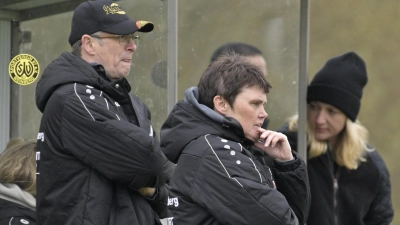 Müssen sich was überlegen: Den SVW-Trainern Jürgen Schmidt und Petra Amslinger fehlen weiterhin zwei Leistungsträgerinnen. (Foto: Martin Rügner)