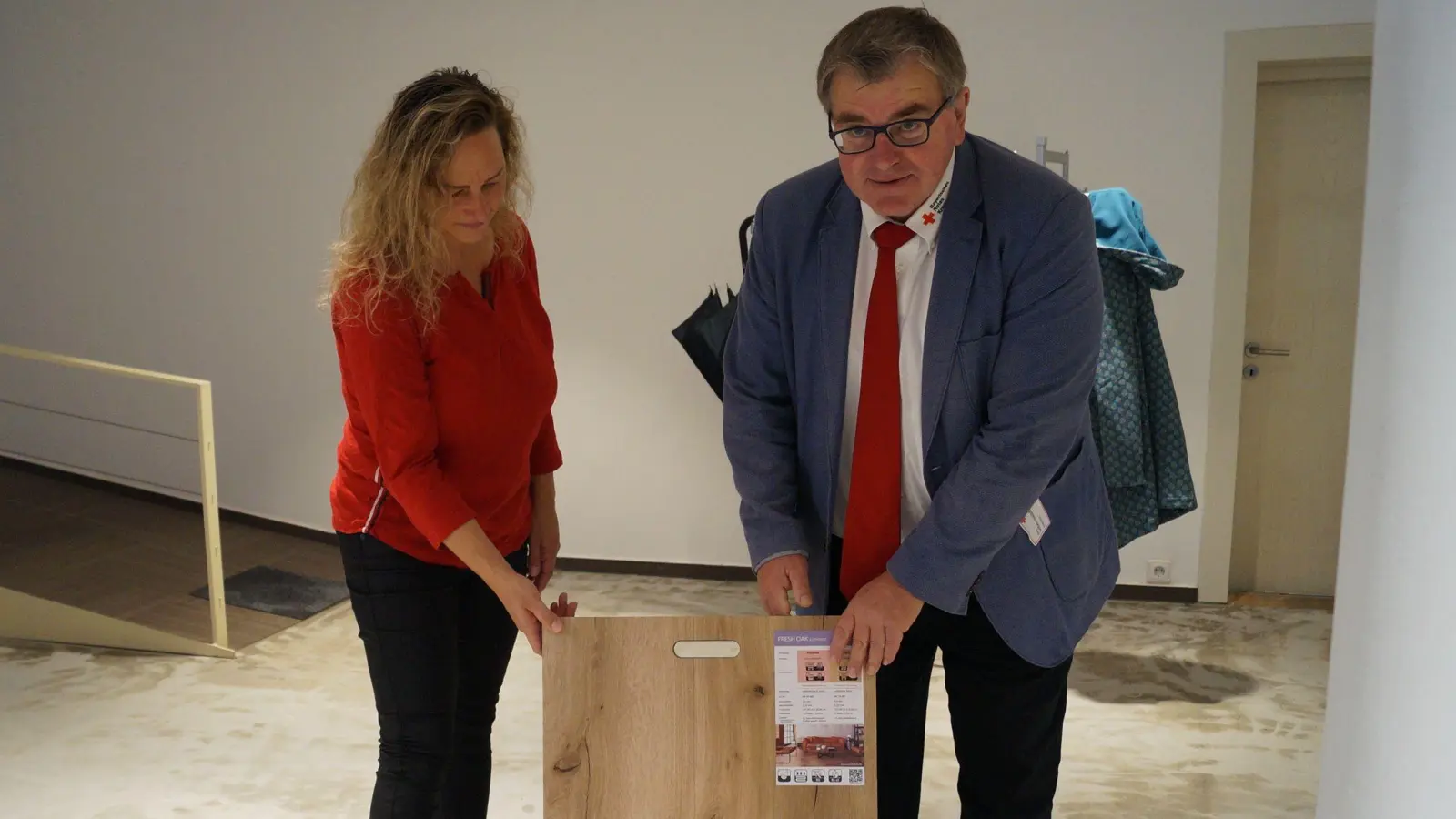 Simone Hajek und Harry Scheuenstuhl begutachten eine Musterplatte für den Fußboden des neuen BRK-Ladens. (Foto: Nicole Gunkel)