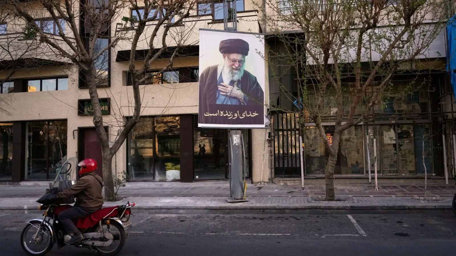 Der Tod von Ajatollah Ali Chamenei hat ein Machtvakuum ins Zentrum des Iran gerissen. (Archivbild) (Foto: Vahid Salemi/AP/dpa)