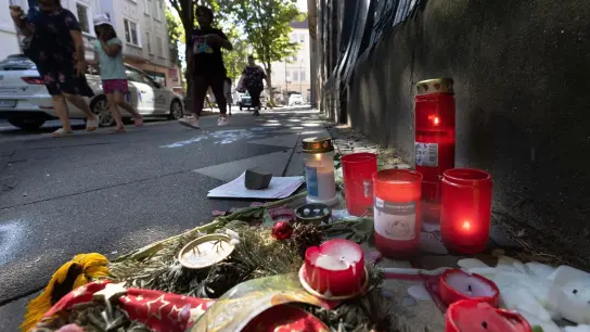 Trauer-Blumen und Kerzen erinnern an den Tod eines 16-jährigen Jugendlichen. Auch Tage nach den tödlichen Schüssen aus einer Polizei-Maschinenpistole auf einen 16-Jährigen wird heftig über den Fall diskutiert. (Foto: Dieter Menne/dpa)