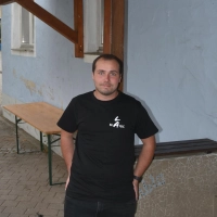 Jugendclub-Leiter Max Frohna vor dem Domizil, dem Jugendstübla. Dieses wurde in den vergangenen 33 Jahren laufend renoviert, meistens in Eigenregie.  (Foto: Anita Dlugoß)