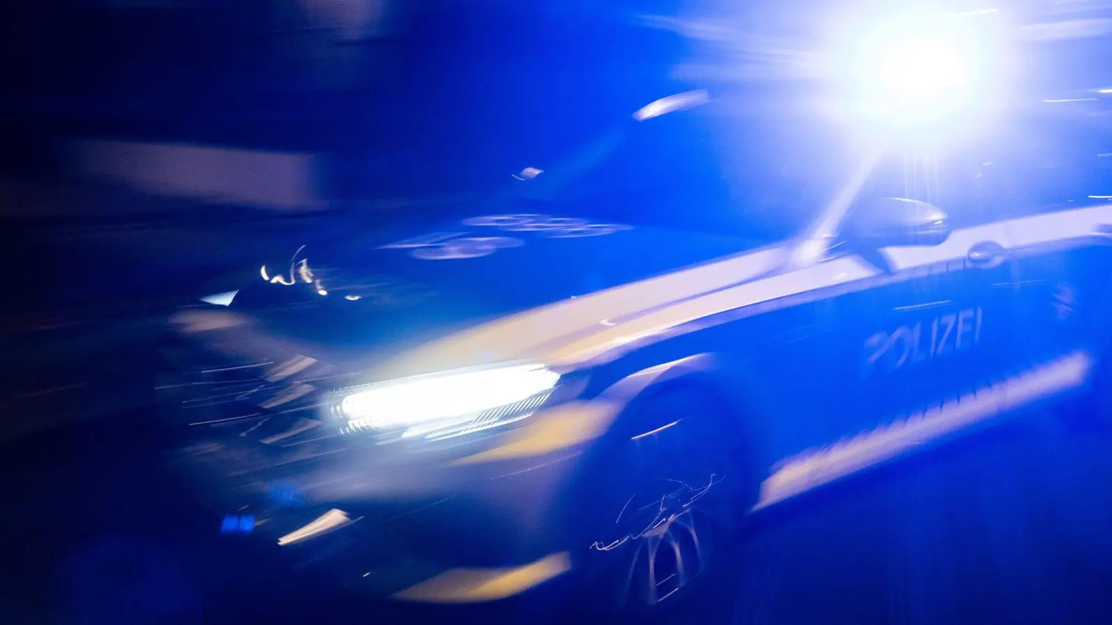 Aus einem Streifenwagen dokumentierten Beamte die waghalsige Fahrt der Raser. (Symbolbild) (Foto: Marijan Murat/dpa)