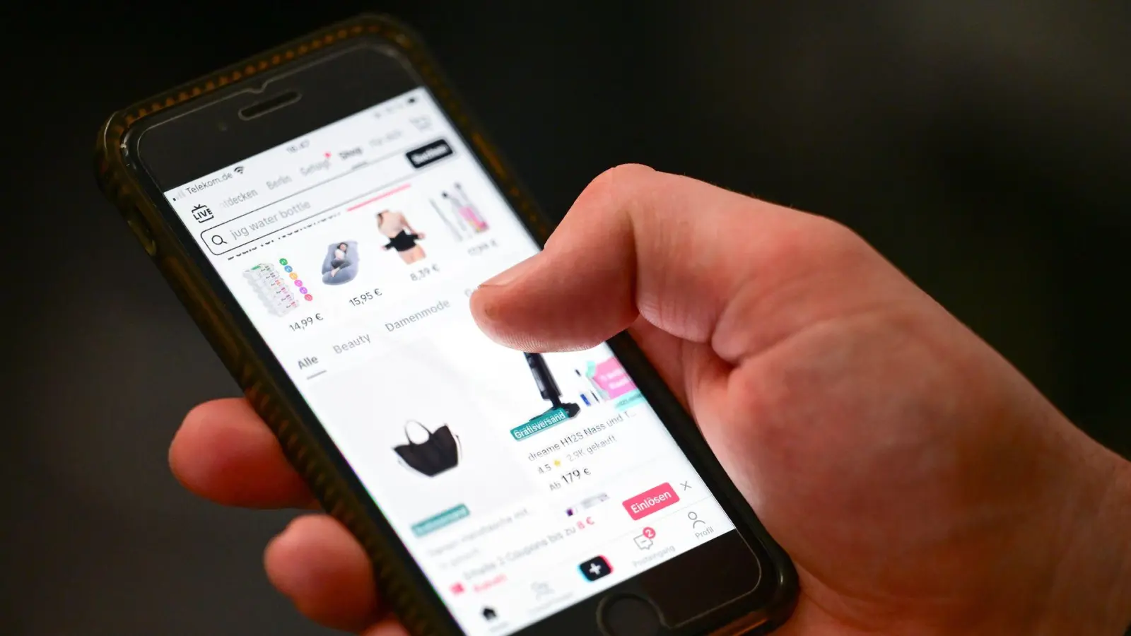 Der TikTok-Shop wird nicht nur von Jüngeren genutzt. (Foto: Sebastian Gollnow/dpa)