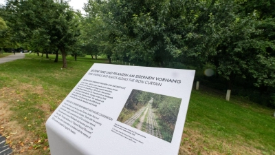 Infotafeln machen auf seltene Tier- und Pflanzenarten aufmerksam. (Foto: Pia Bayer/dpa)