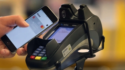 Die Deutschen zahlen immer öfter digital per Smartphone oder Karte. (Symbolbild) (Foto: Karl-Josef Hildenbrand/dpa/dpa-tmn)