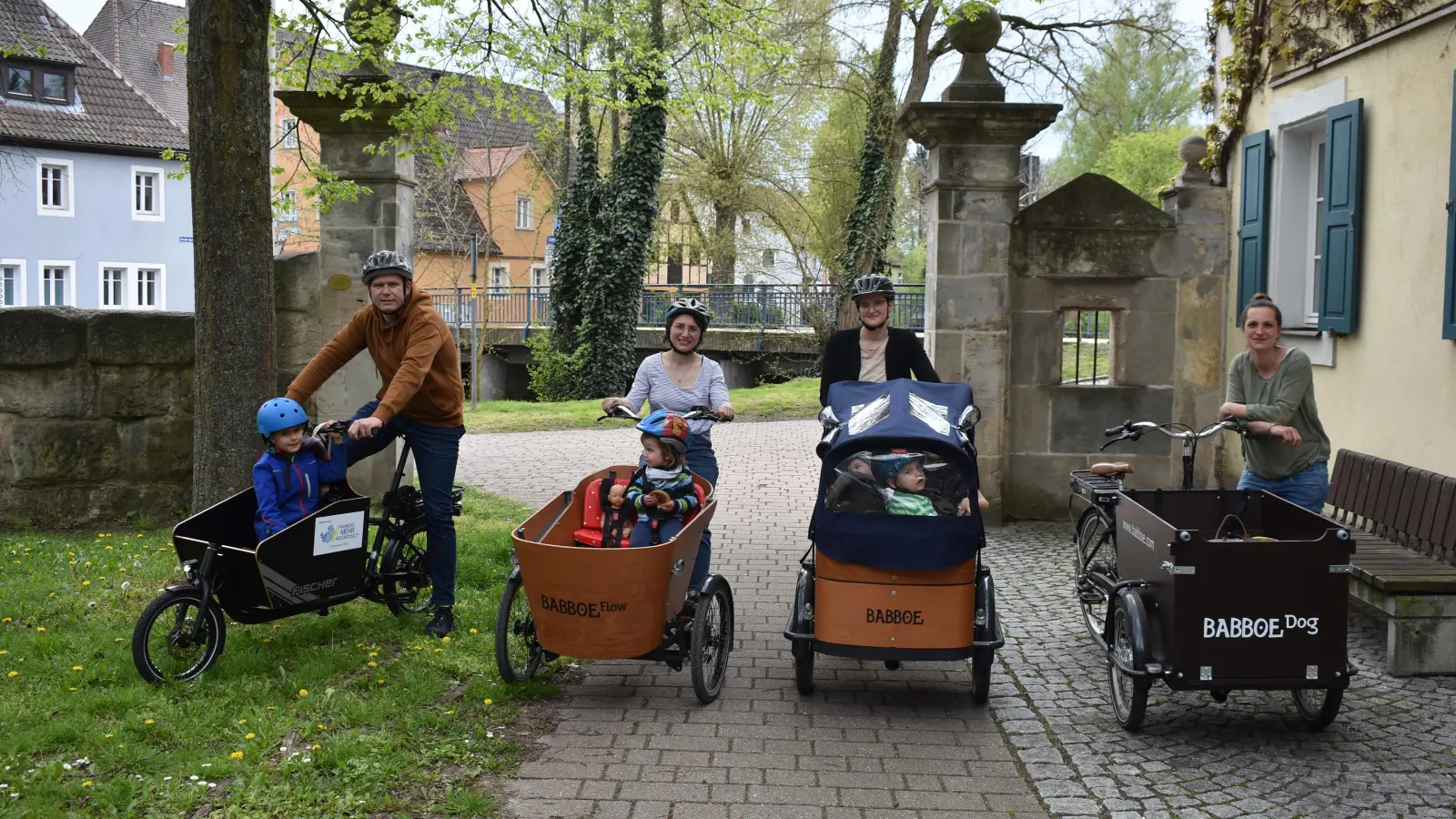 Björn Müller, Kristina Nöhring, Lisa Kerschaum und Nadine Wölfle (von links) aus der Gemeinde Emskirchen sind von ihren Lastenrädern begeistert. Auch der Nachwuchs findet es toll, von Mama oder Papa damit zur Kindertagesstätte kutschiert zu werden. (Foto: Ute Niephaus)