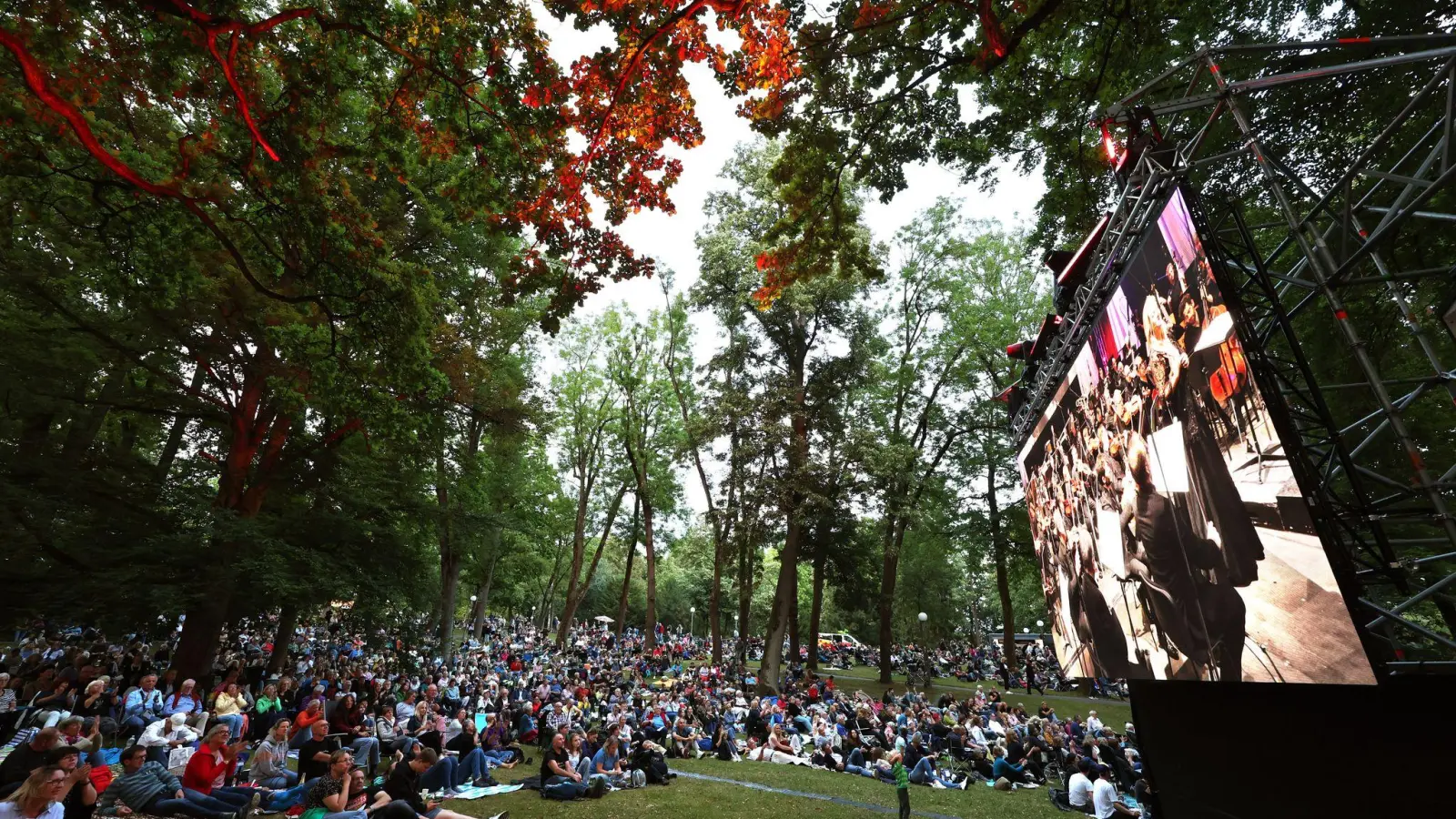 Das Open Air findet im Park am Festspielhaus statt. (Archivbild) (Foto: Karl-Josef Hildenbrand/dpa)