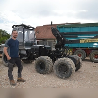Mit diesem „kleinen und handlichen“ Harvester fing Simon Launer seine Firmenkarriere an. (Foto: Peter Tippl)