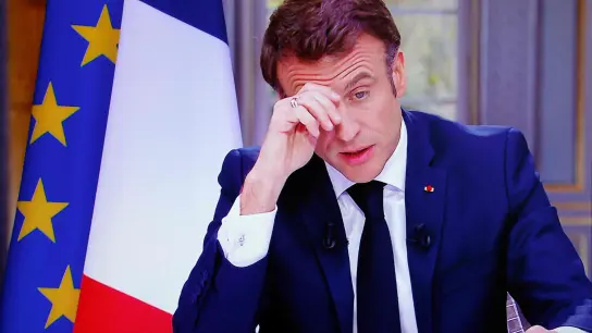 Der französische Präsident Emmanuel Macron ist auf dem Bildschirm zu sehen, als er während eines Fernsehinterviews aus dem Elysee-Palast in Paris spricht. (Foto: Ludovic Marin/AFP/dpa)