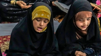 Schiitische muslimische Kinder nehmen während des Fastenmonats Ramadan in Srinagar im indisch kontrollierten Kaschmir am Unterricht zur Rezitation des Heiligen Koran teil. (Foto: Mukhtar Khan/AP/dpa)
