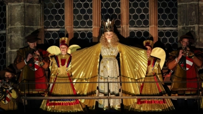 Mit dem feierlichen Prolog eröffnet Nora Falk, das neue Nürnberger Christkind, auf der Empore der Frauenkirche offiziell den Nürnberger Christkindlesmarkt 2025. (Foto: Daniel Karmann/dpa)