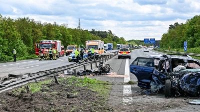 Unfallwracks stehen auf der Autobahn 6 bei Bernhardswinden. (Foto: Marius Bulling/dpa)