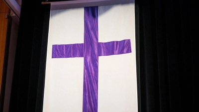 Erst seit 50 Jahren gibt es in der evangelischen Kirche in Bayern Pfarrerinnen. (Symbolbild)  (Foto: Daniel Vogl/dpa)