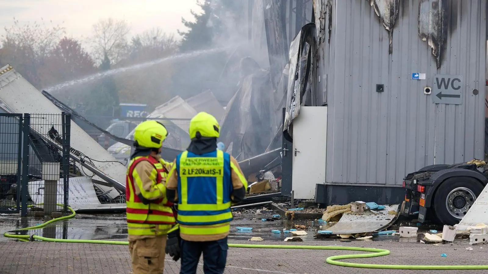 Die Halle wurde stark beschädigt. (Foto: Bernd Thissen/dpa)