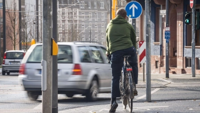 Die Stimmung auf Deutschlands Straßen ist gereizt. Besonders wenig Verständnis herrscht zwischen Rad- und Autofahrern. (Foto: Frank Rumpenhorst/dpa/Frank Rumpenhorst/dpa)