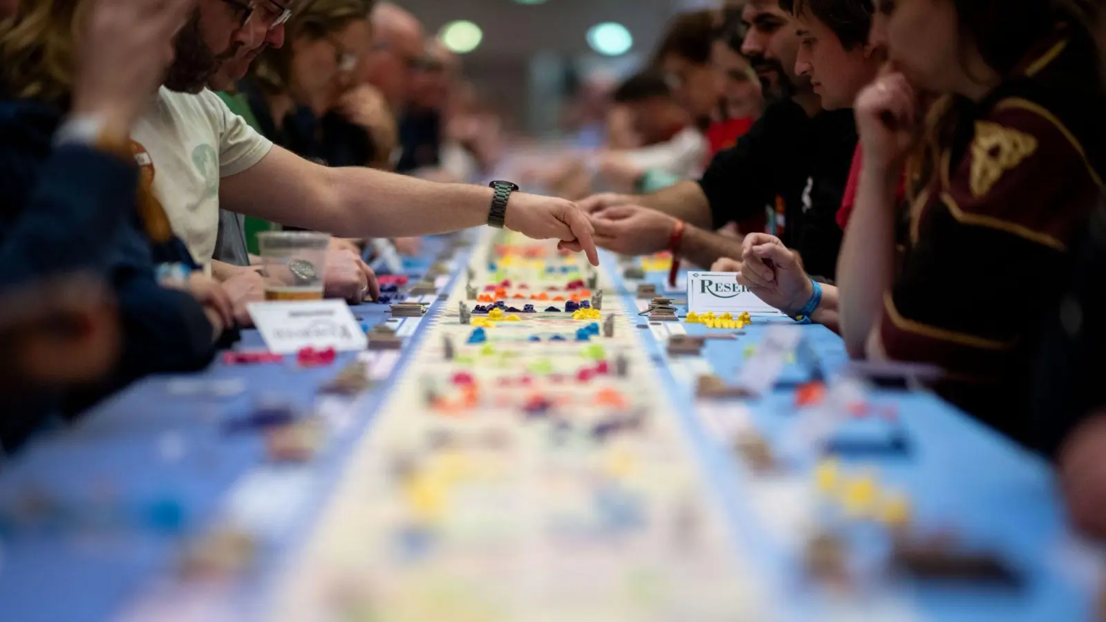Genau 1.170 Spieler spielten gleichzeitig das Spiel Catan Connect. (Foto: Fabian Strauch/dpa)