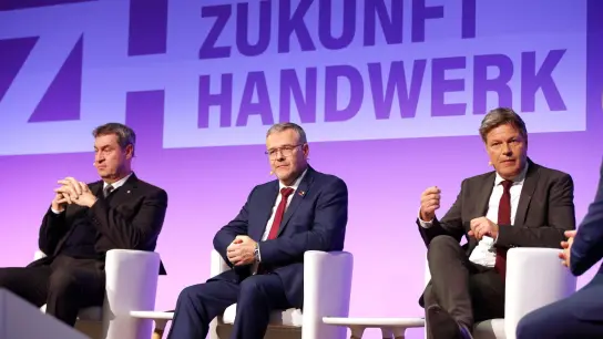 Markus Söder, Jörg Dittrich und Robert Habeck (v.l.n.r.) bei der Veranstaltung „Zukunft Handwerk“. (Foto: Uwe Lein/dpa)