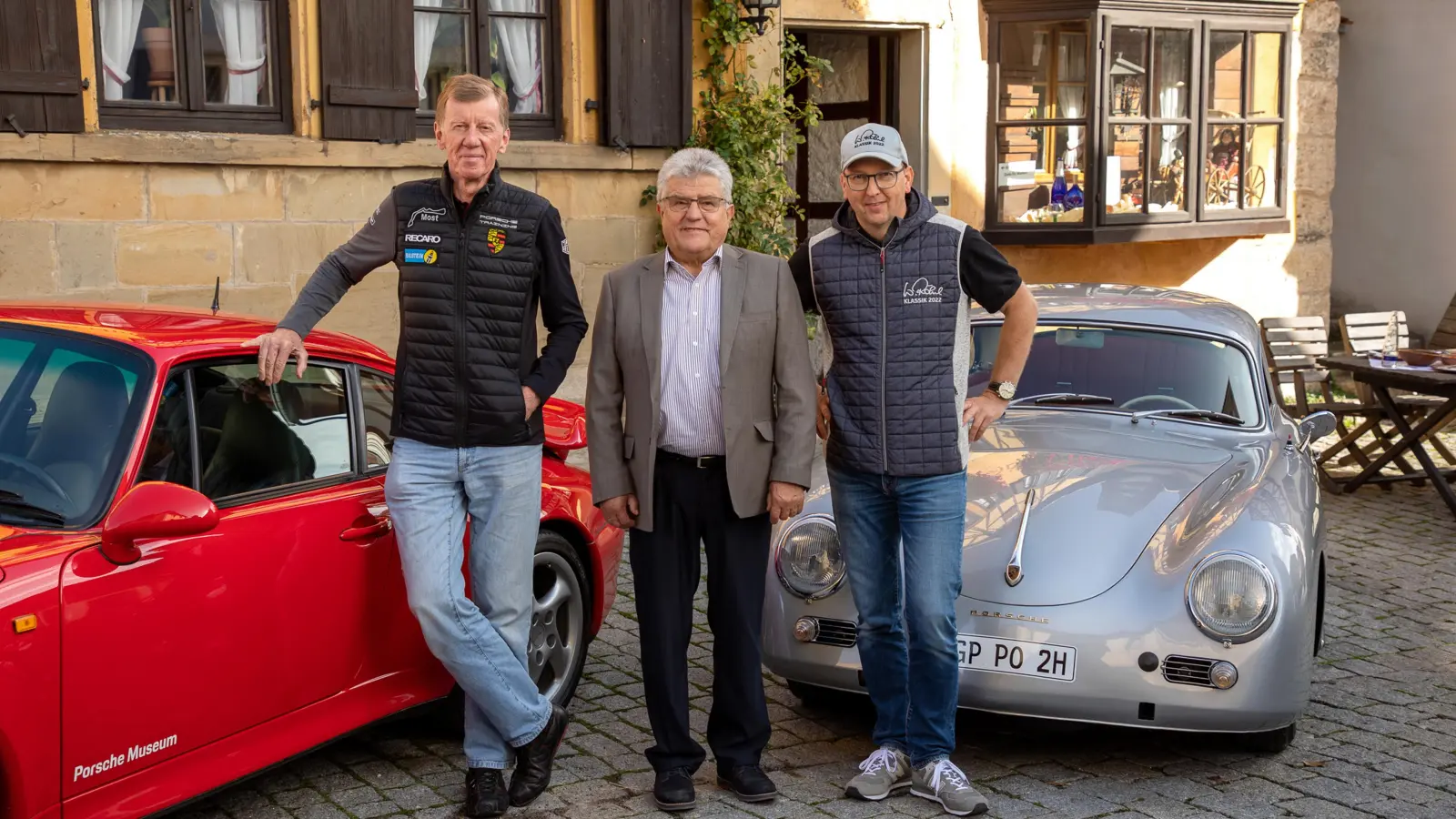 Rallye-Weltmeister und Namensgeber Walter Röhrl (links) hat mit Organisator Peter Göbel (rechts) schon mal zur Vorbereitung in Rothenburg vorbeigeschaut und Bürgermeister Kurt Förster getroffen. (Foto: Verlag Delius Klasing/O.v. Simon)